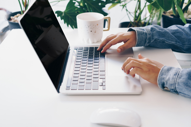 Découvrez comment nous créons des solutions sur mesure pour chaque client. Cette image illustre un professionnel engagé à concevoir des projets adaptés, en tenant compte des besoins et objectifs uniques de chaque client.